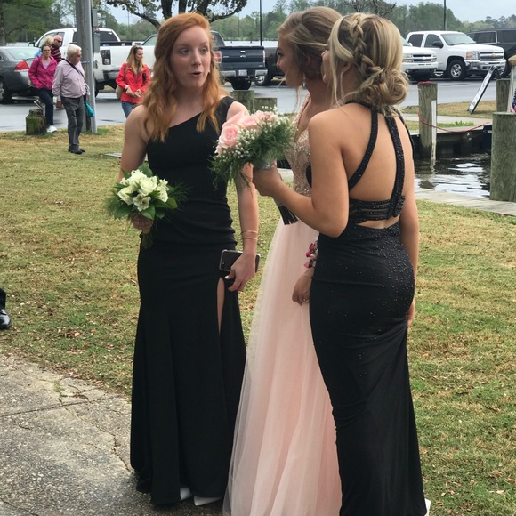 Evening gown Gorgeous black dress worn once. Black shiny beading to the floor. - Picture 5 of 17